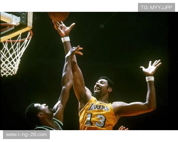 威尔特·张伯伦：篮球传奇背后的巨大身影与无尽纪录