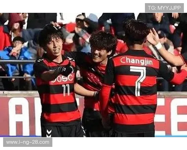 东京绿菌与长崎航海的激烈对决展现足球魅力与团队精神